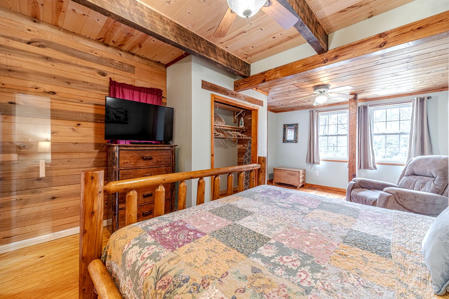 Serene Cabin with Hot-Tub in Cleveland, Georgia