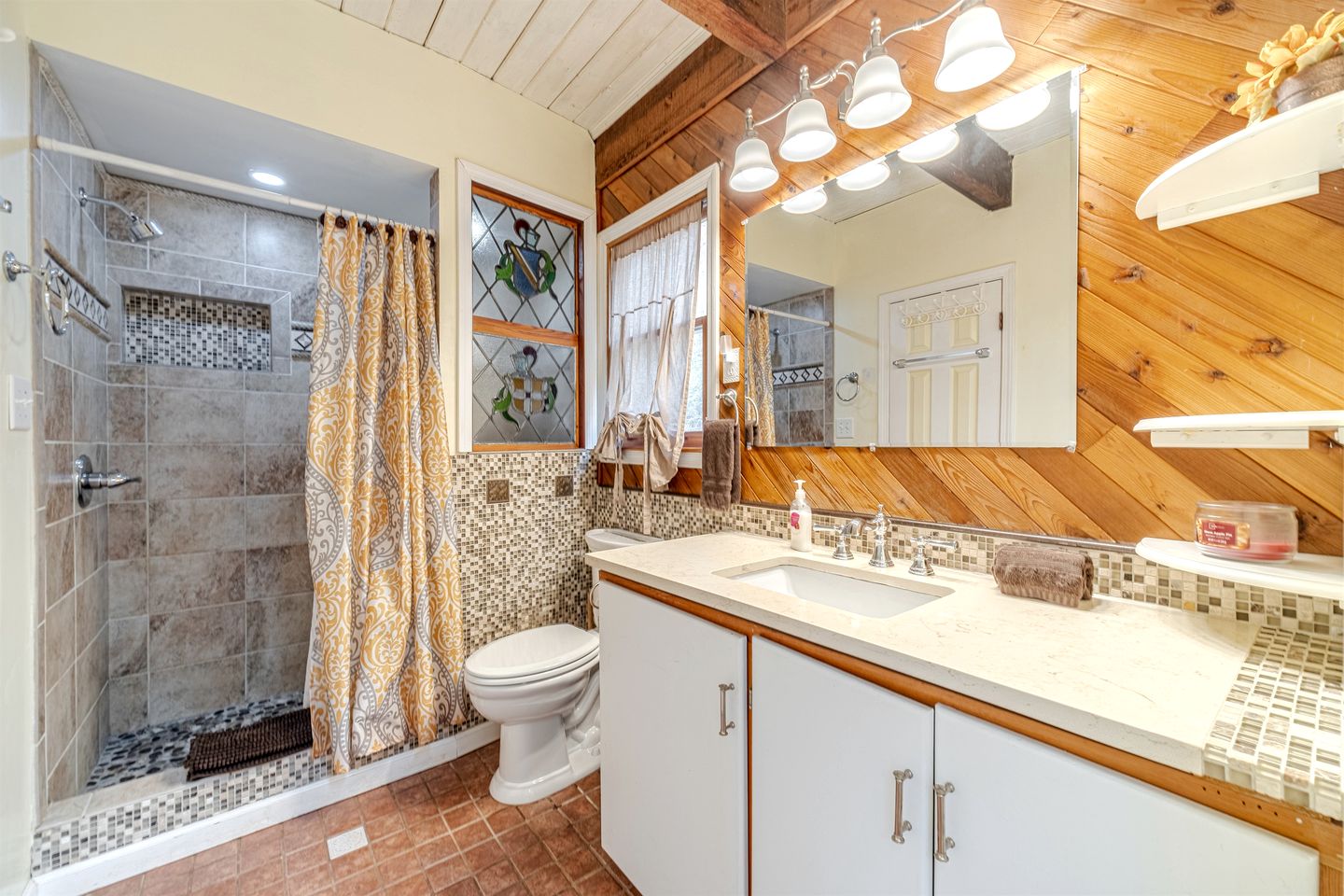 Serene Cabin with Hot-Tub in Cleveland, Georgia