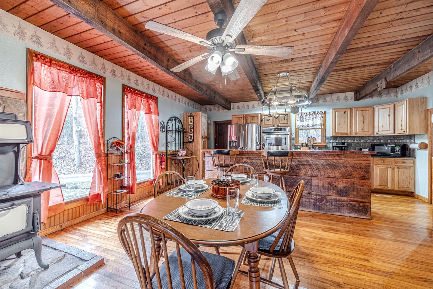 Serene Cabin with Hot-Tub in Cleveland, Georgia