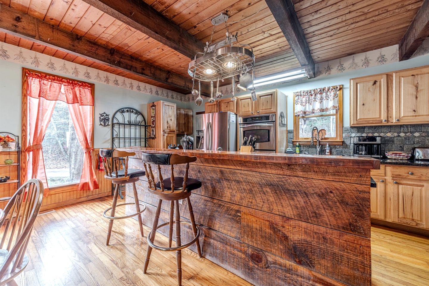 Serene Cabin with Hot-Tub in Cleveland, Georgia