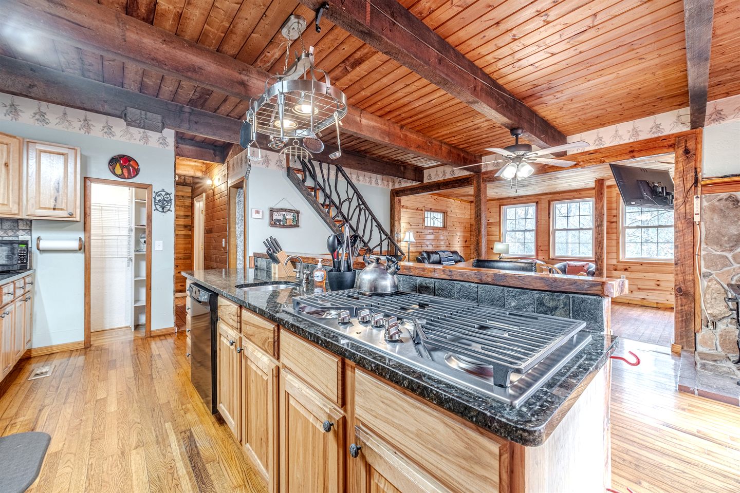 Serene Cabin with Hot-Tub in Cleveland, Georgia