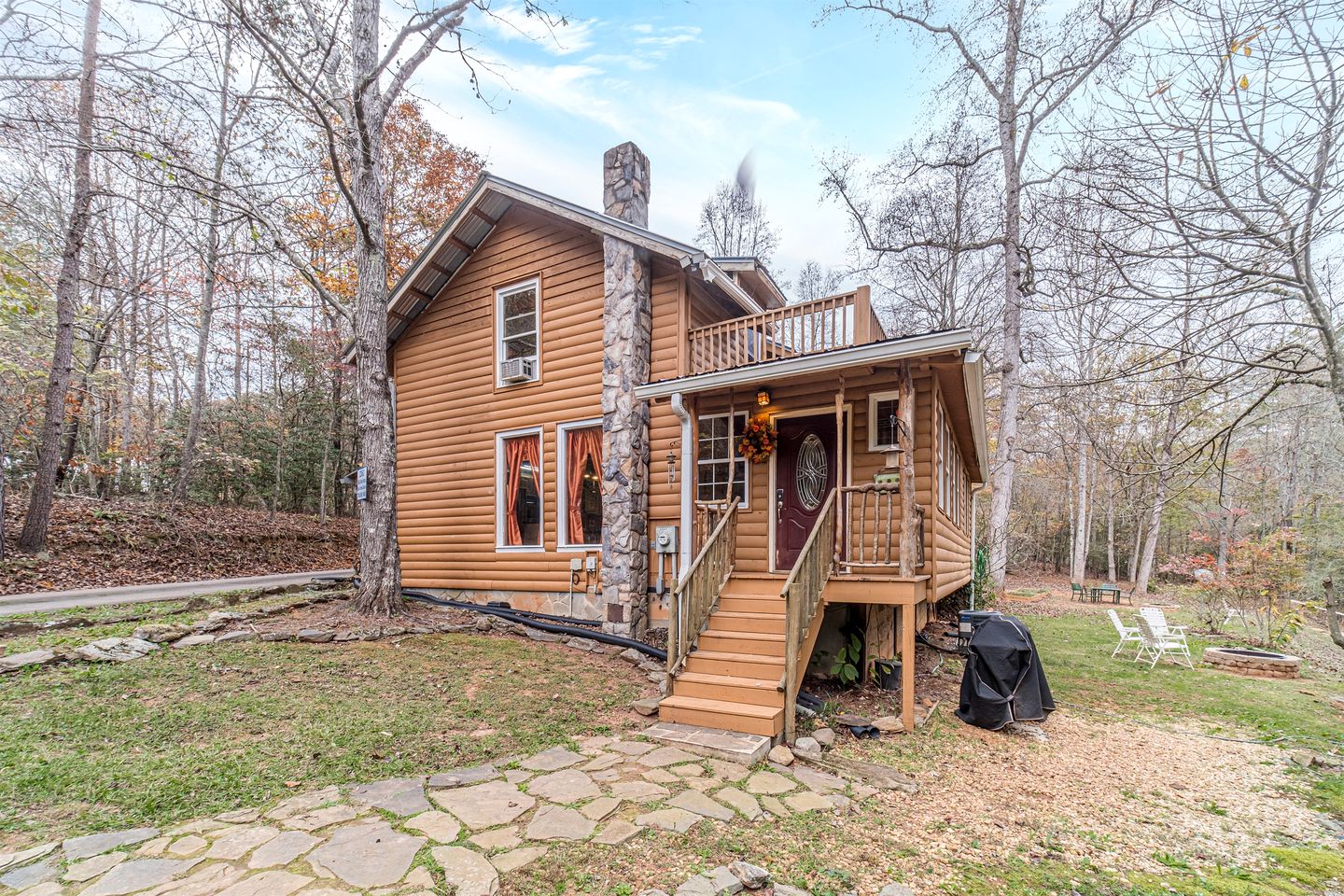 Serene Cabin with Hot-Tub in Cleveland, Georgia