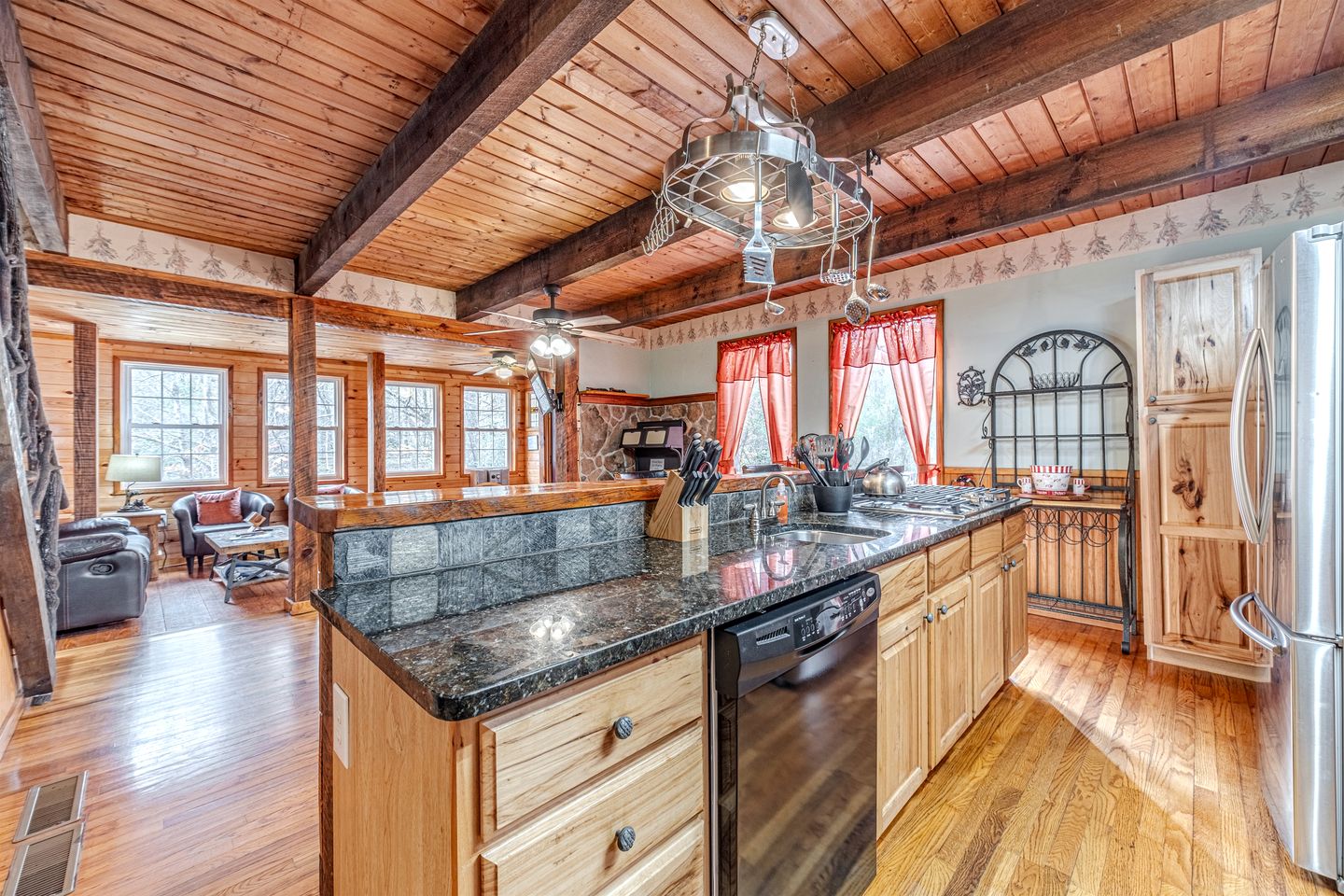 Serene Cabin with Hot-Tub in Cleveland, Georgia