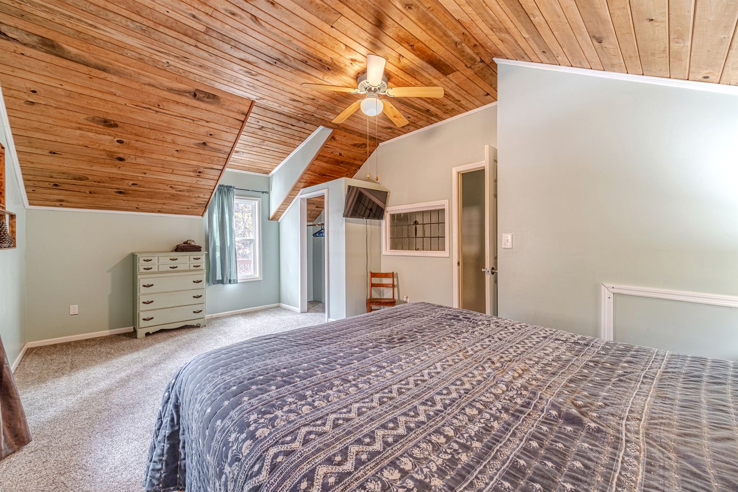 Serene Cabin with Hot-Tub in Cleveland, Georgia
