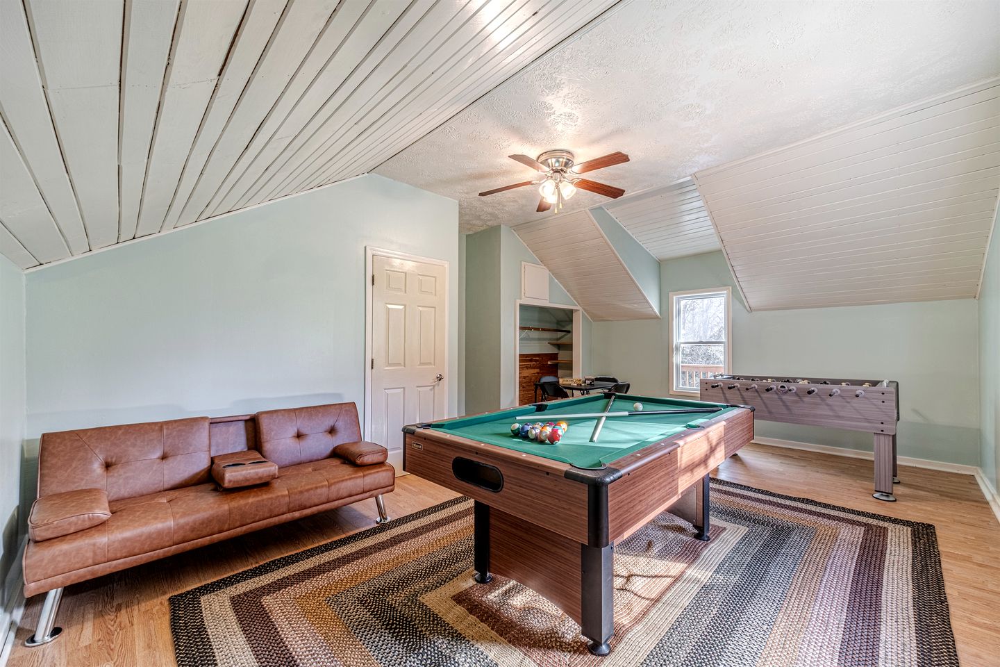 Serene Cabin with Hot-Tub in Cleveland, Georgia