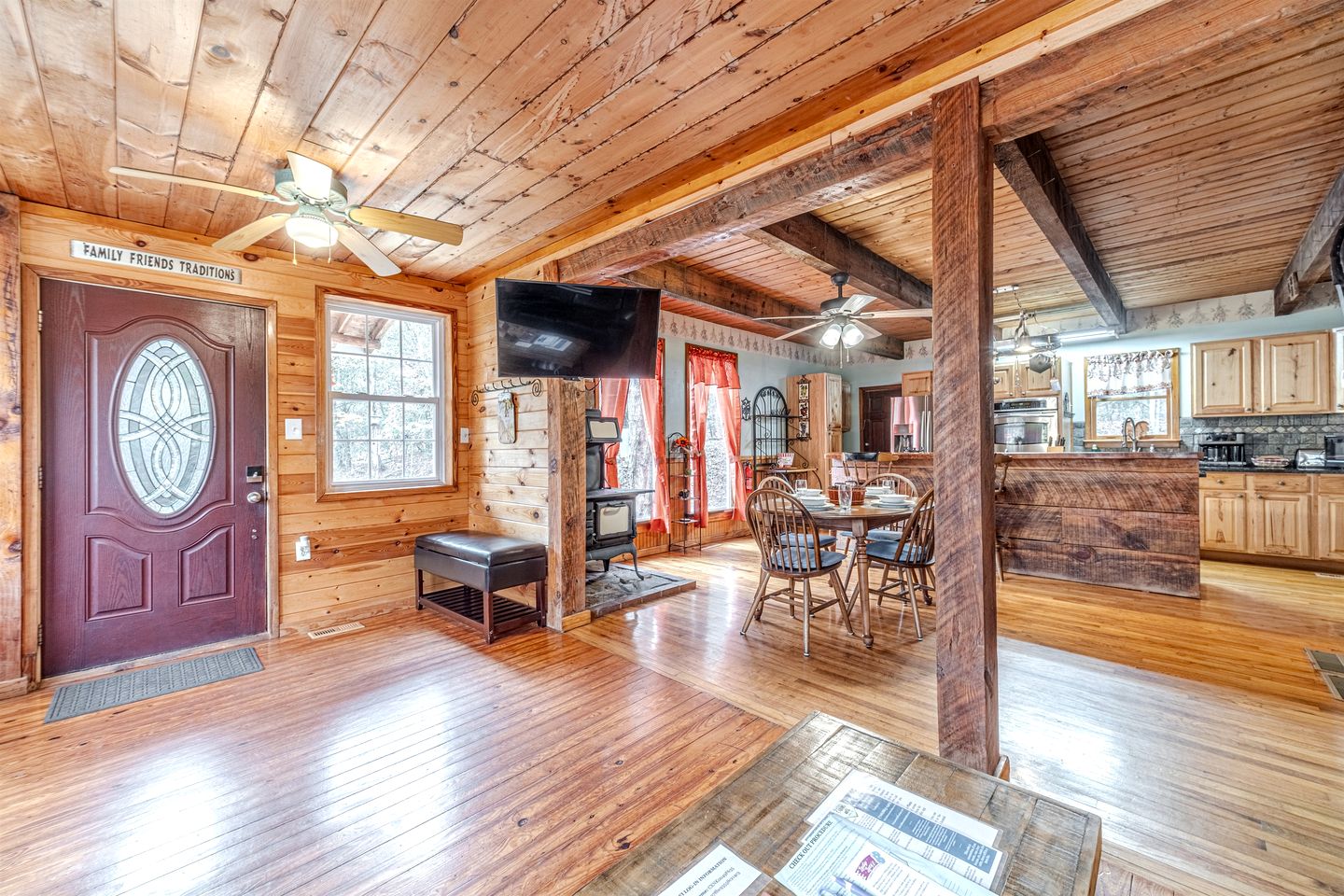 Serene Cabin with Hot-Tub in Cleveland, Georgia