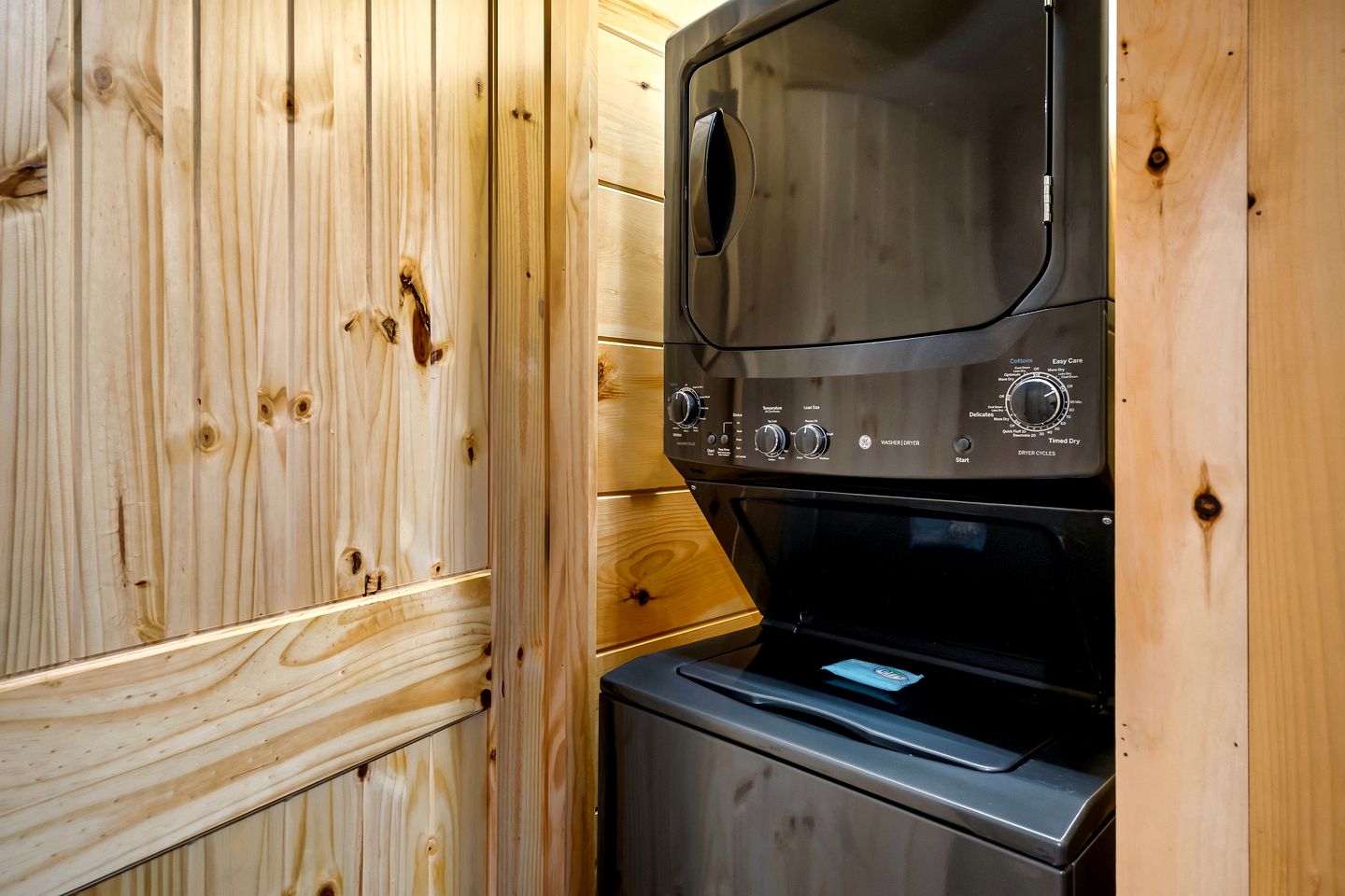 Serene Cabin with Hot-tub and Fire Pit in Pigeon Forge, Tennessee