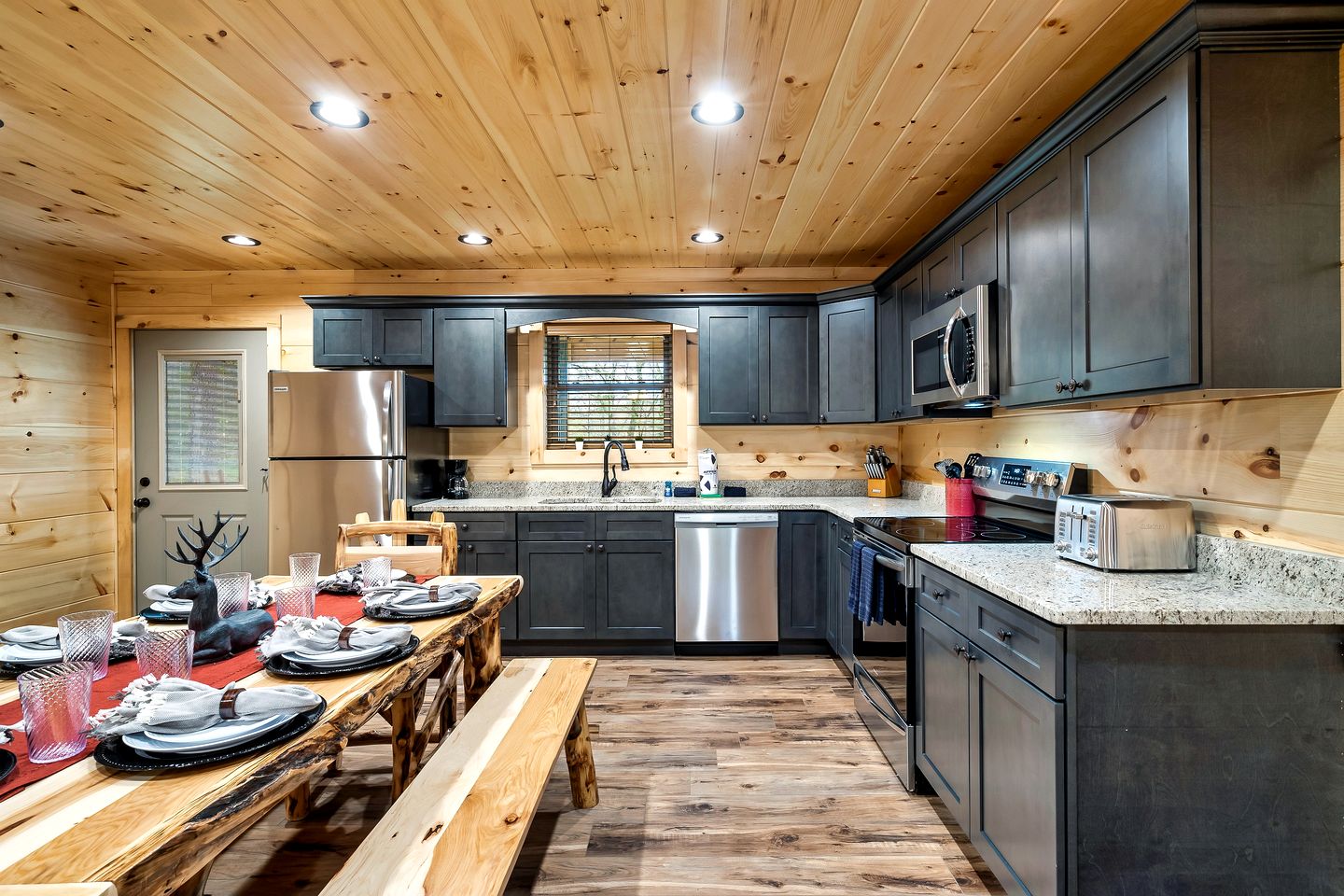 Serene Cabin with Hot-tub and Fire Pit in Pigeon Forge, Tennessee