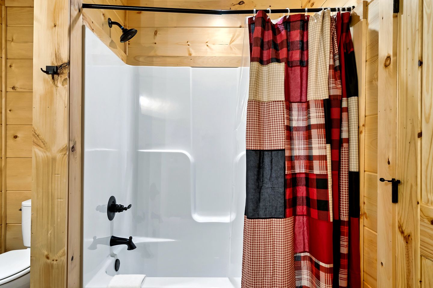 Serene Cabin with Hot-tub and Fire Pit in Pigeon Forge, Tennessee