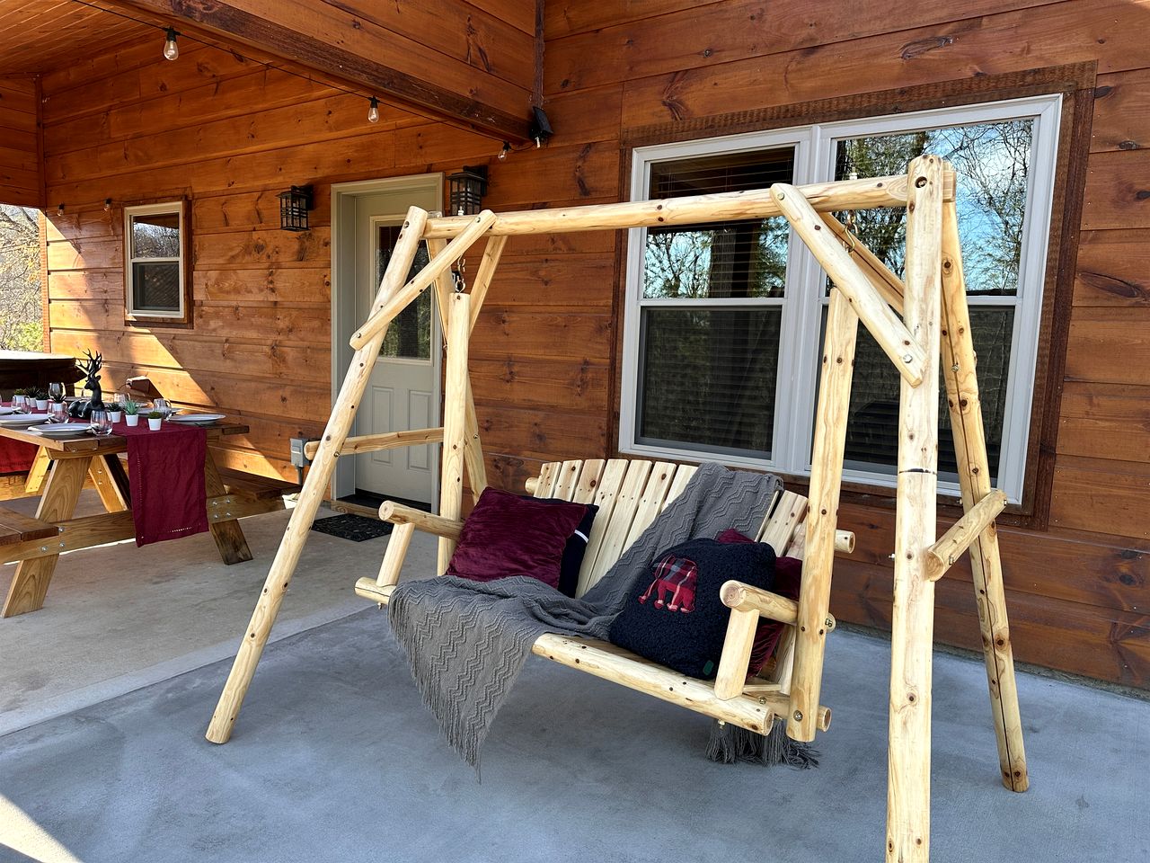 Serene Cabin with Hot-tub and Fire Pit in Pigeon Forge, Tennessee