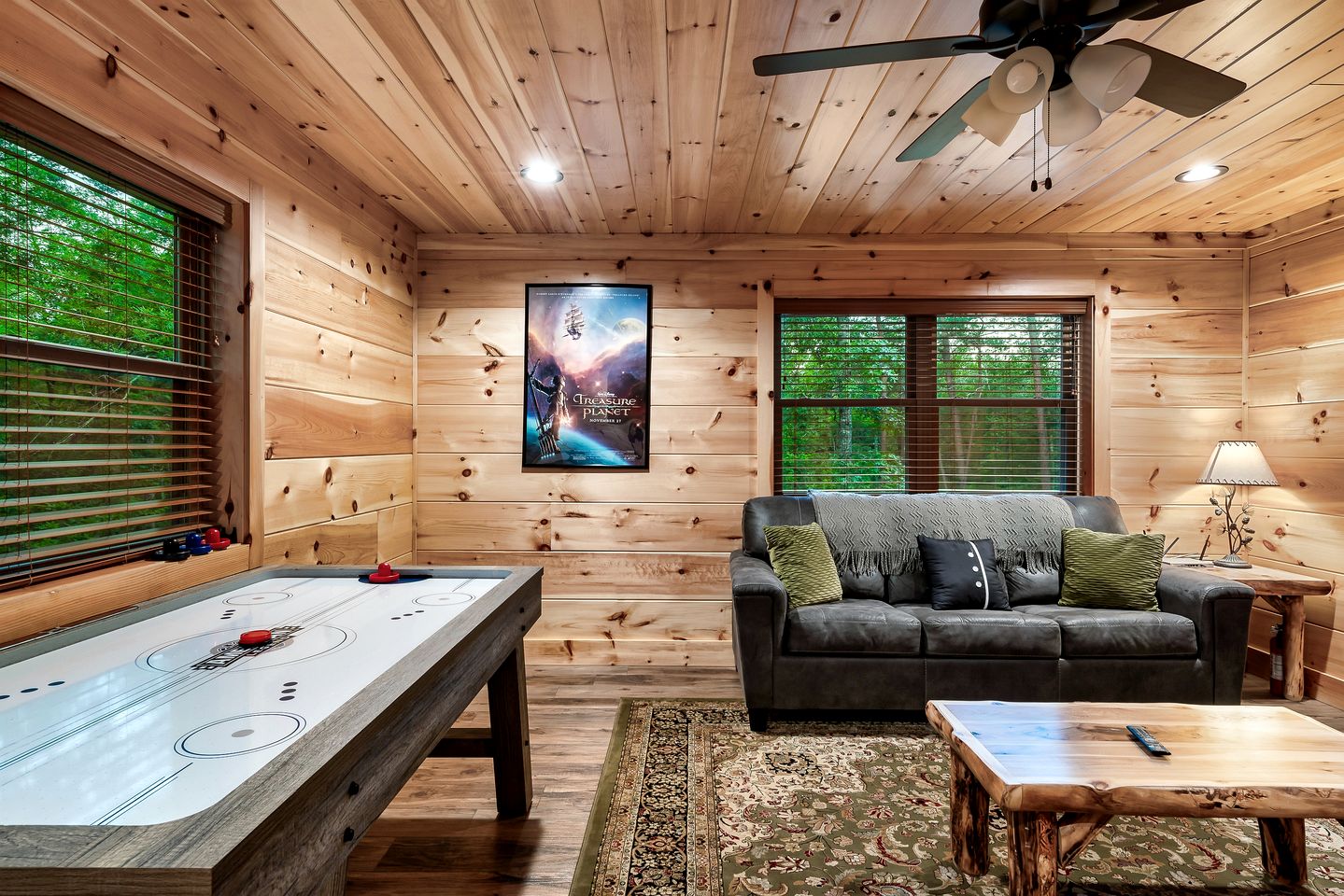 Serene Cabin with Hot-tub and Fire Pit in Pigeon Forge, Tennessee