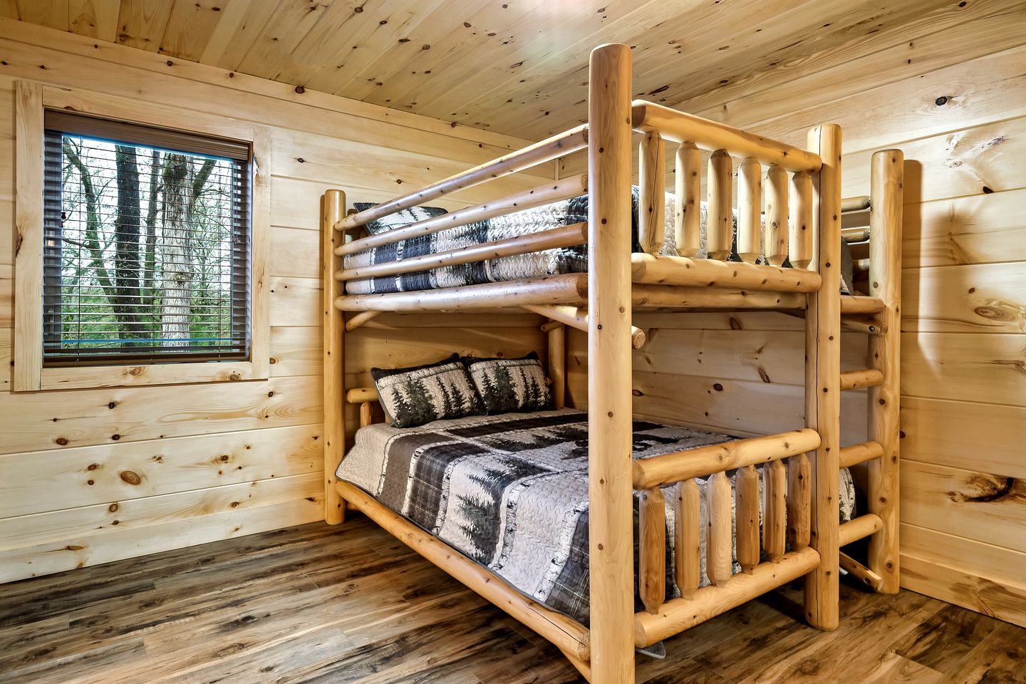 Serene Cabin with Hot-tub and Fire Pit in Pigeon Forge, Tennessee