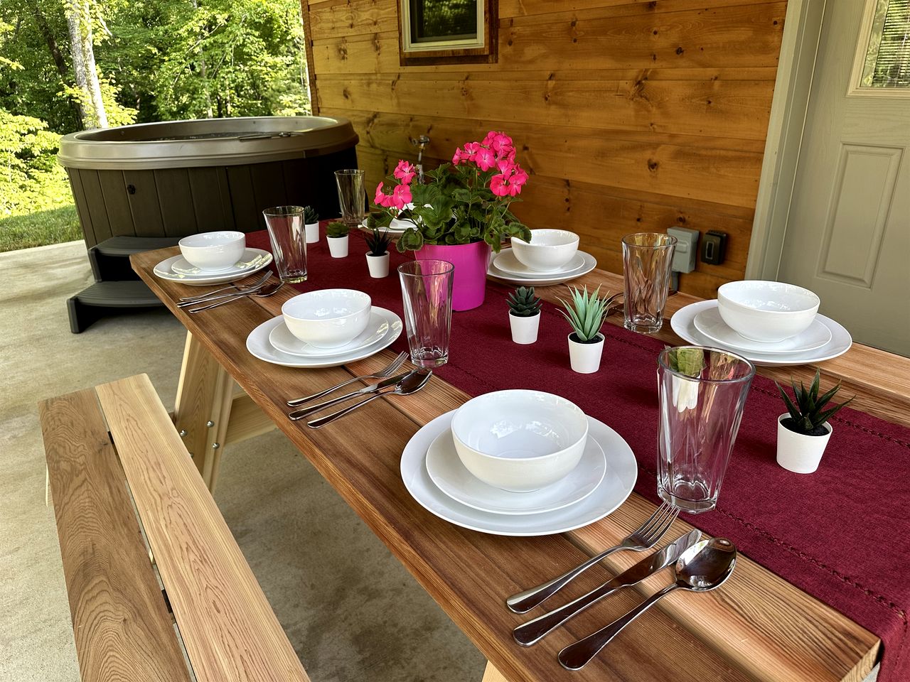 Serene Cabin with Hot-tub and Fire Pit in Pigeon Forge, Tennessee