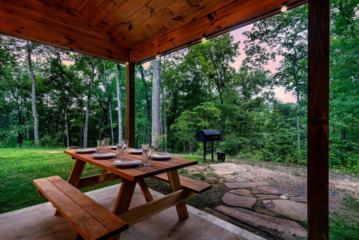 Serene Cabin with Hot-tub and Fire Pit in Pigeon Forge, Tennessee