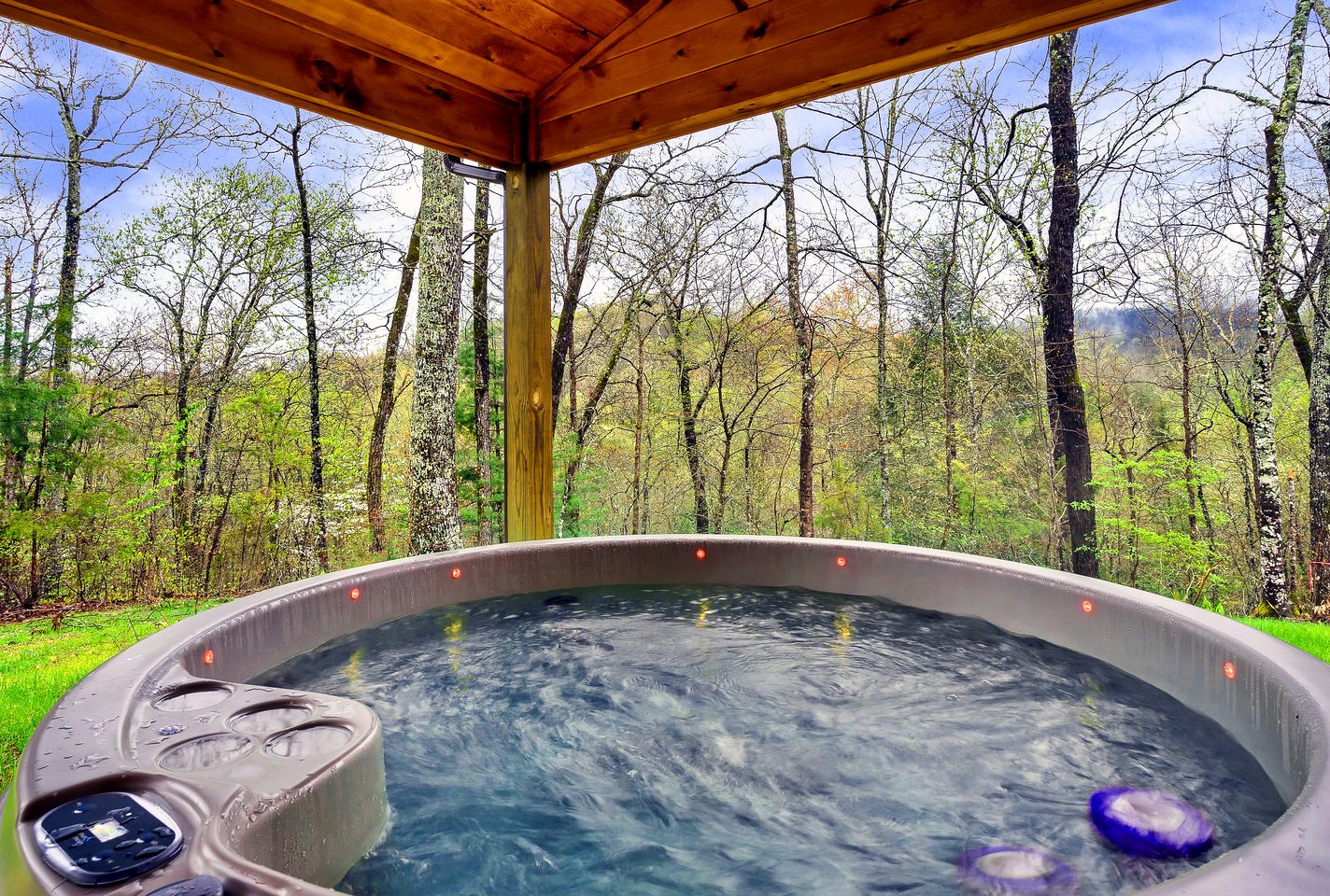 Serene Cabin with Hot-tub and Fire Pit in Pigeon Forge, Tennessee