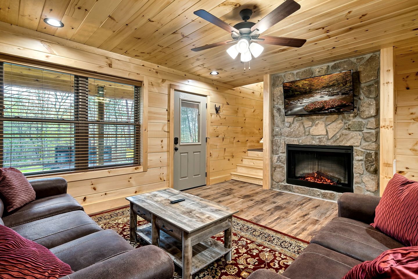 Serene Cabin with Hot-tub and Fire Pit in Pigeon Forge, Tennessee