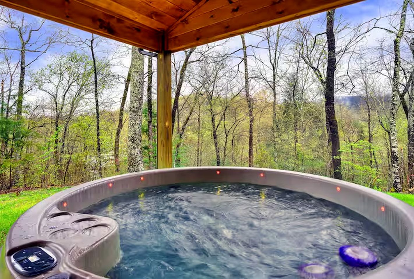 Serene Cabin with Hot-tub and Fire Pit in Pigeon Forge, Tennessee