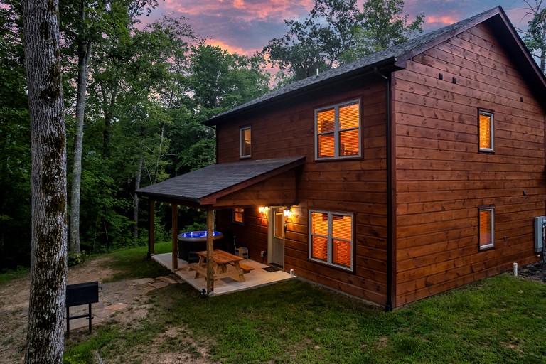 Serene Cabin with Hot-tub and Fire Pit in Pigeon Forge, Tennessee