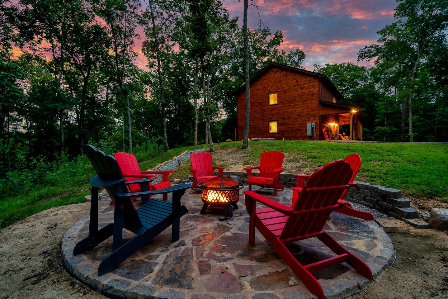Serene Cabin with Hot-tub and Fire Pit in Pigeon Forge, Tennessee