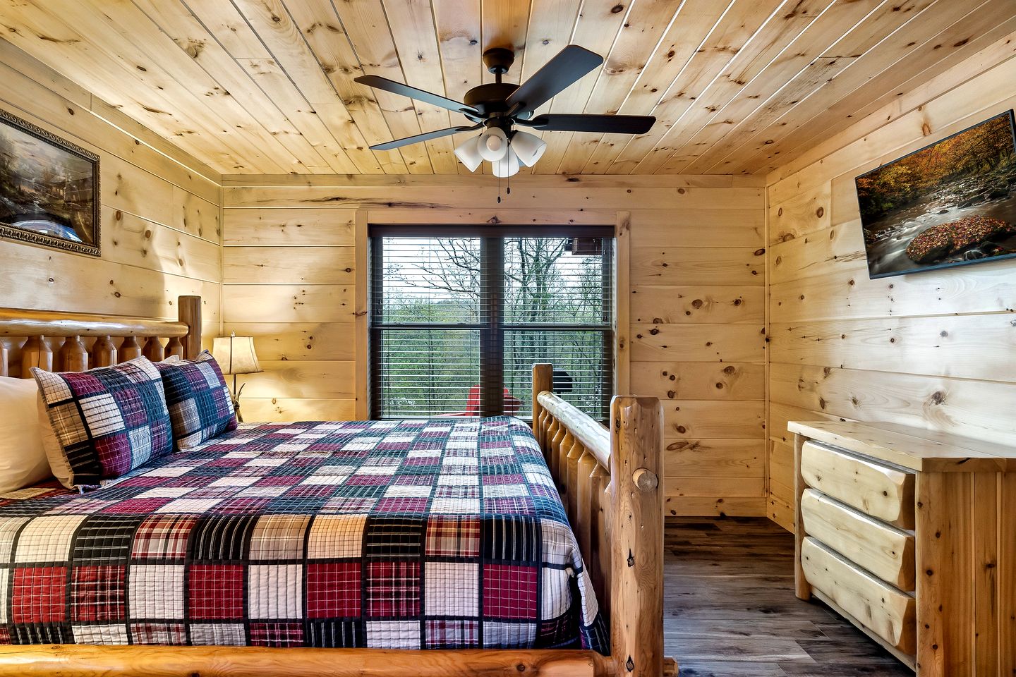 Serene Cabin with Hot-tub and Fire Pit in Pigeon Forge, Tennessee