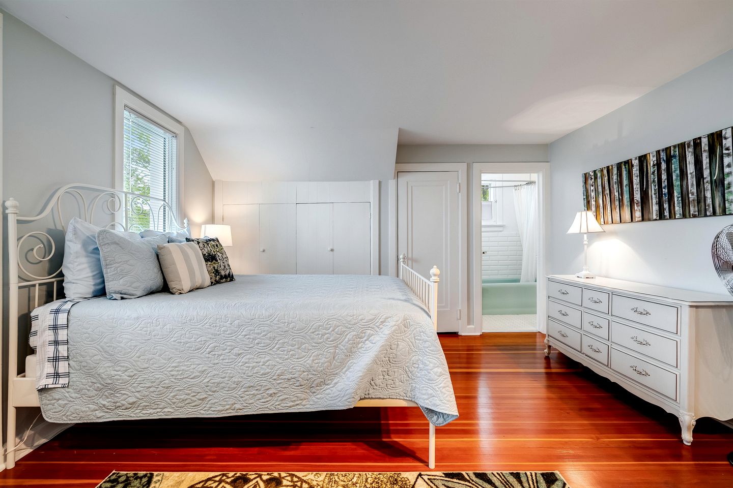 Serene Cottage with Private Deck by Lake Erie for a Peaceful Getaway in Kingsville, Ontario