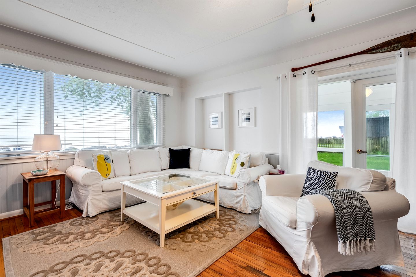 Serene Cottage with Private Deck by Lake Erie for a Peaceful Getaway in Kingsville, Ontario