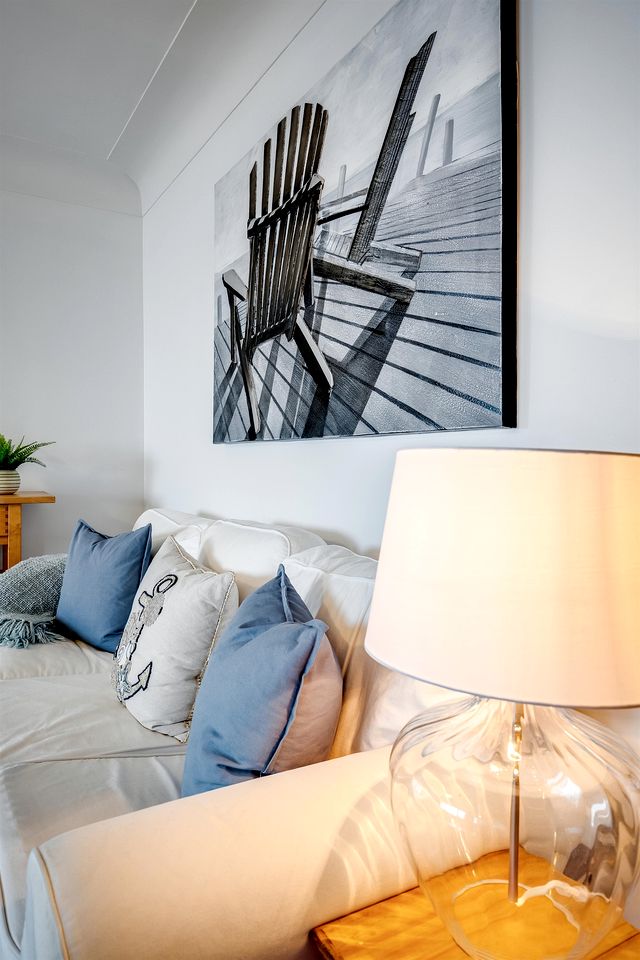 Serene Cottage with Private Deck by Lake Erie for a Peaceful Getaway in Kingsville, Ontario