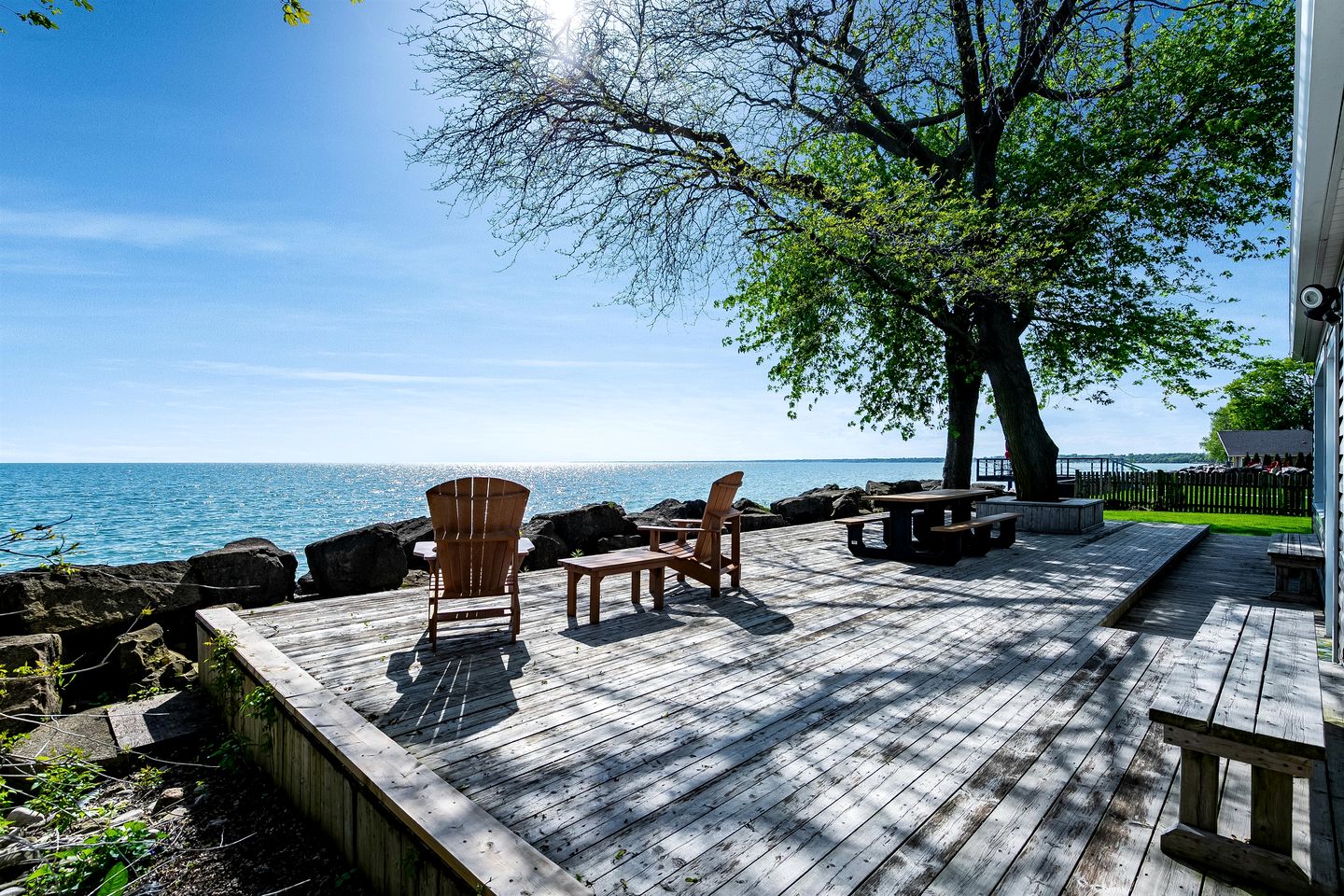 Serene Cottage with Private Deck by Lake Erie for a Peaceful Getaway in Kingsville, Ontario