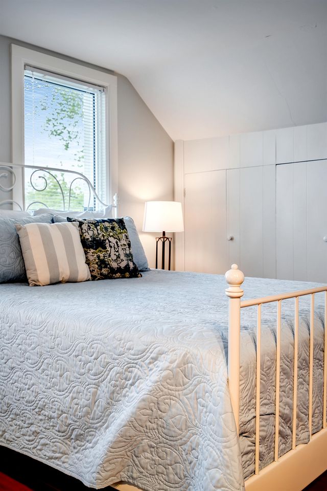 Serene Cottage with Private Deck by Lake Erie for a Peaceful Getaway in Kingsville, Ontario