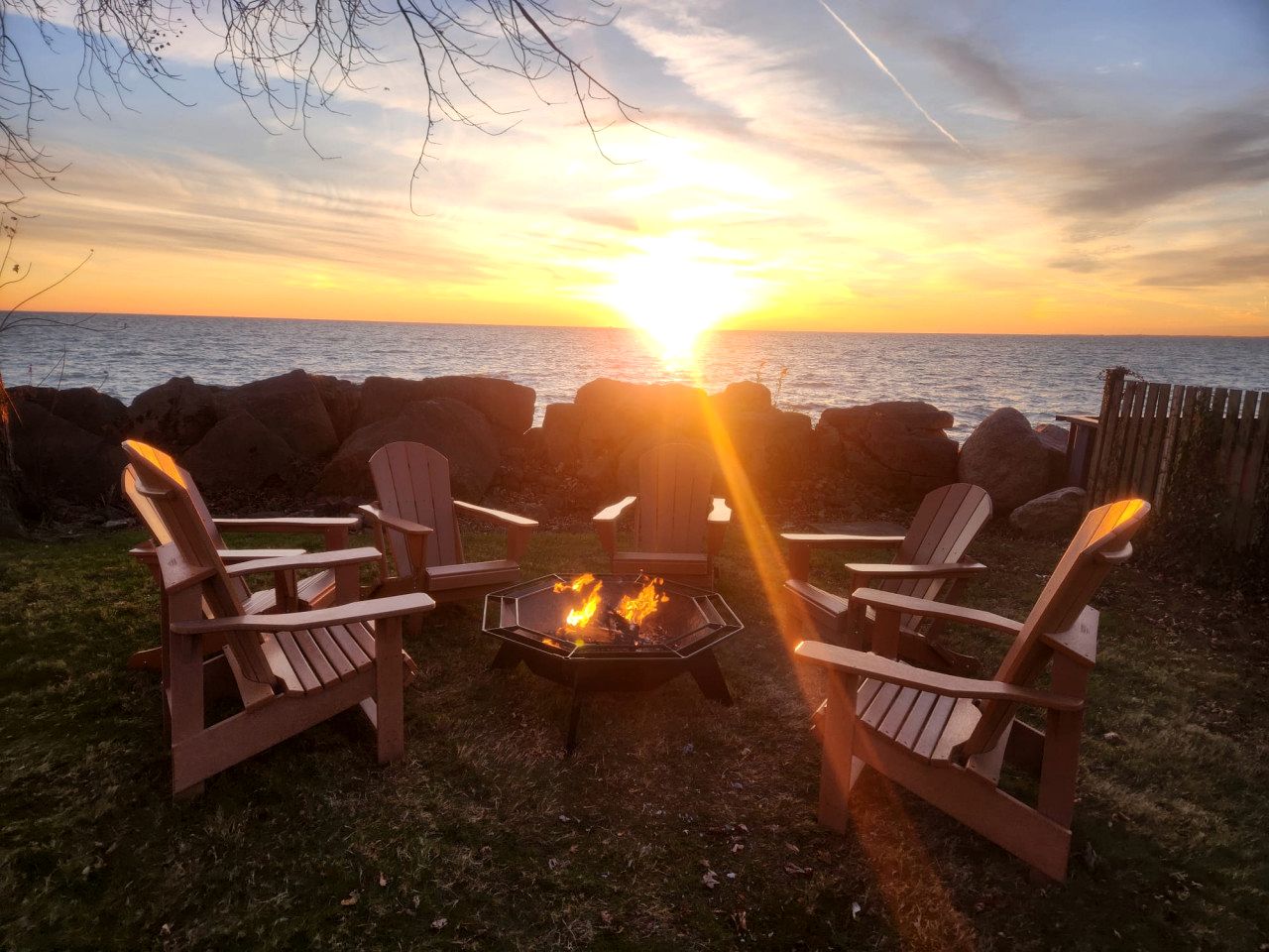 Serene Cottage with Private Deck by Lake Erie for a Peaceful Getaway in Kingsville, Ontario