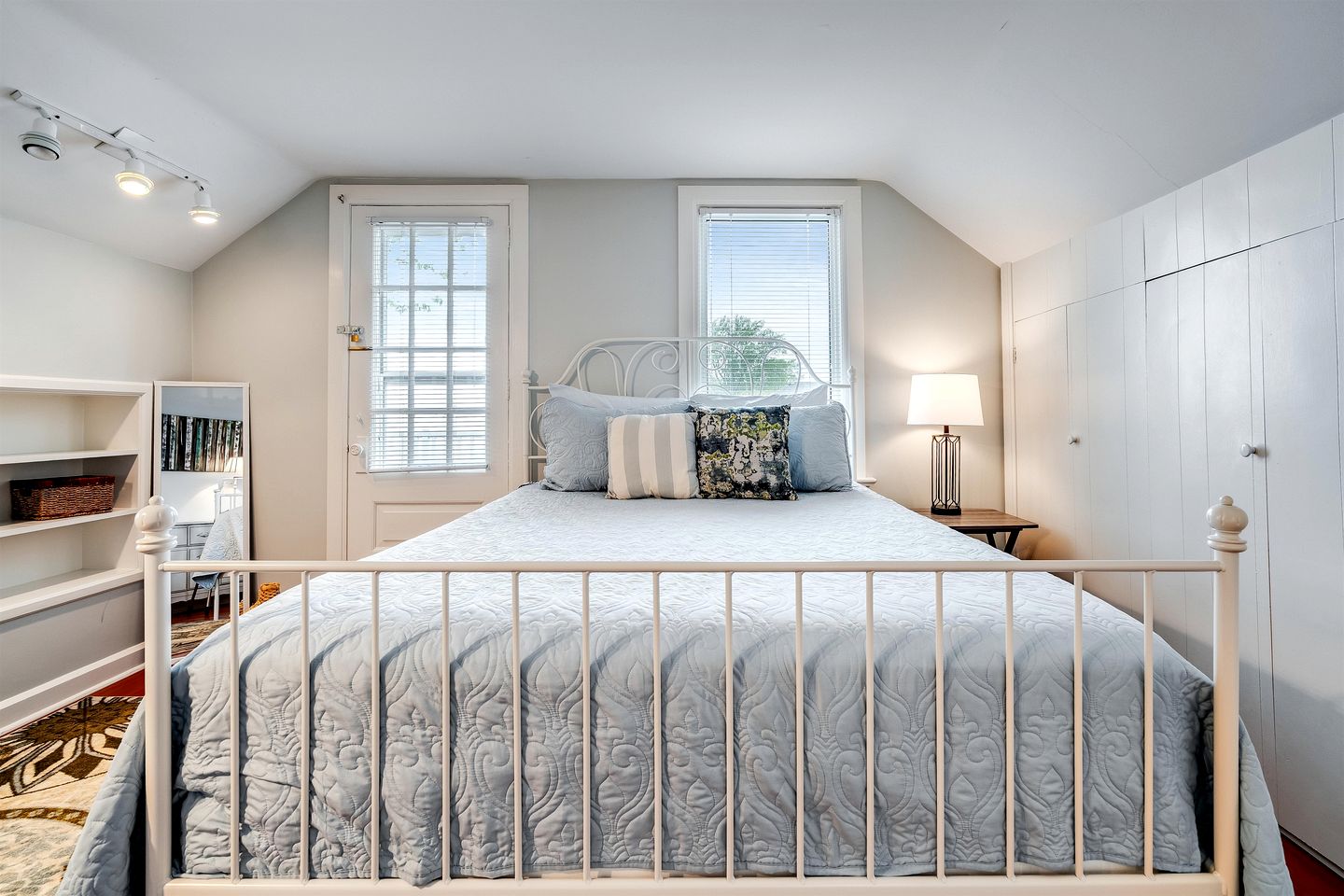 Serene Cottage with Private Deck by Lake Erie for a Peaceful Getaway in Kingsville, Ontario