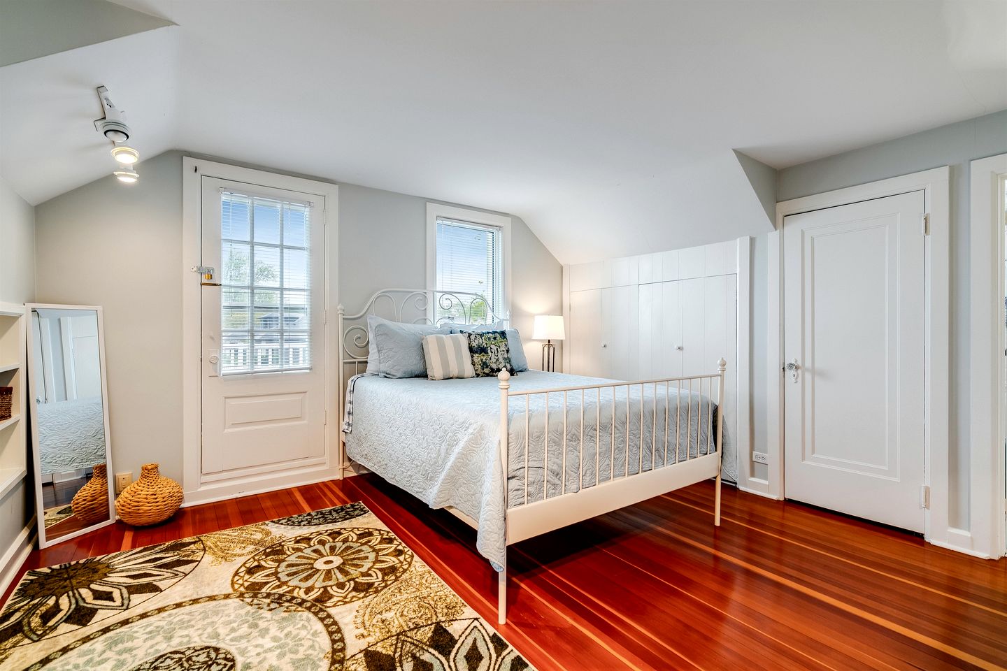 Serene Cottage with Private Deck by Lake Erie for a Peaceful Getaway in Kingsville, Ontario