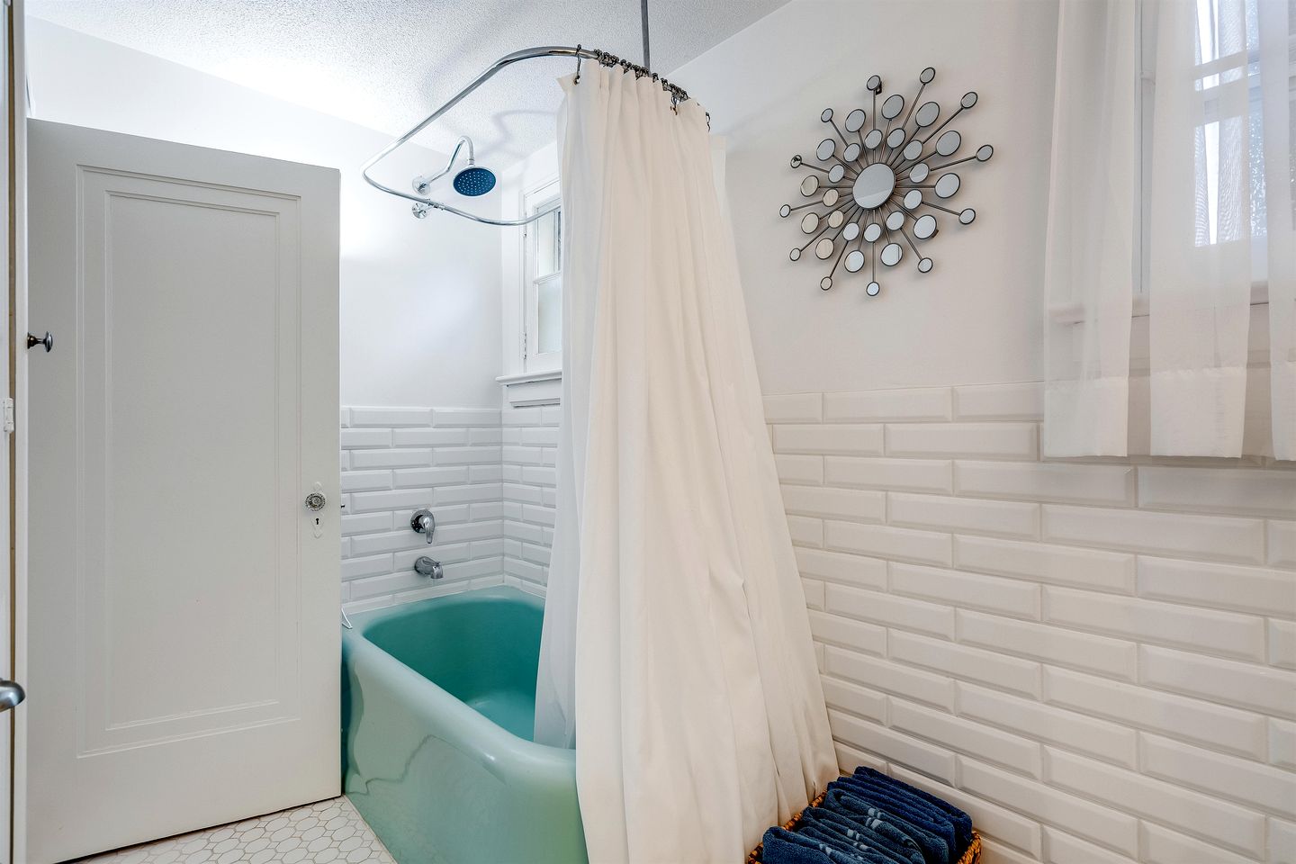 Serene Cottage with Private Deck by Lake Erie for a Peaceful Getaway in Kingsville, Ontario