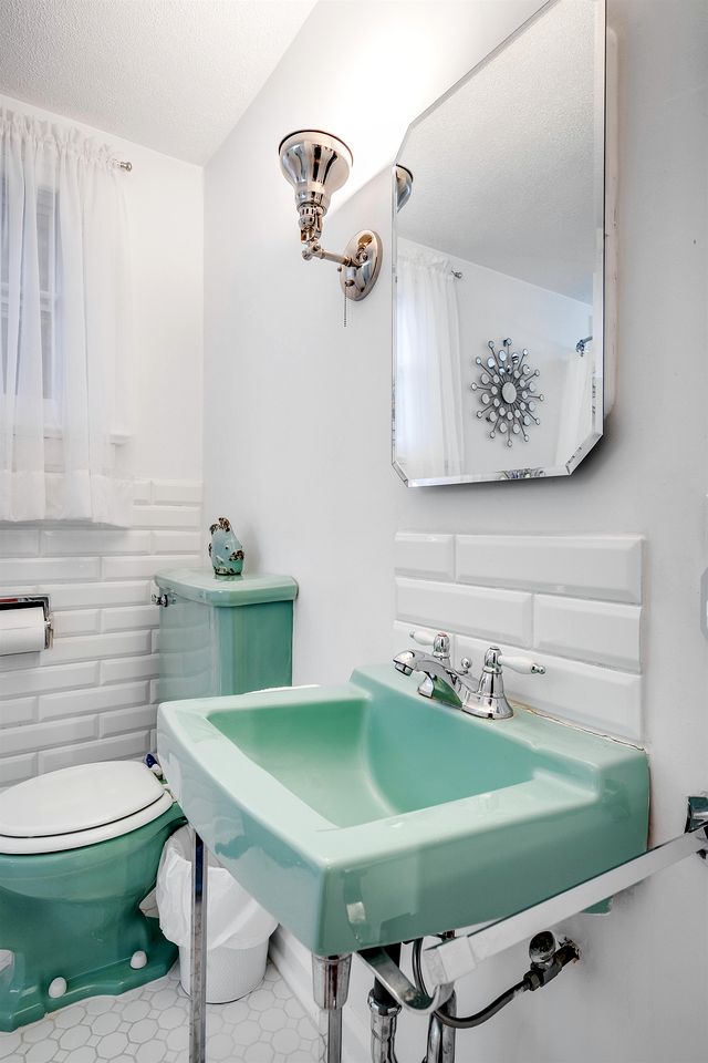 Serene Cottage with Private Deck by Lake Erie for a Peaceful Getaway in Kingsville, Ontario