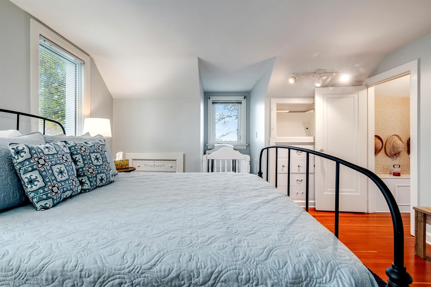 Serene Cottage with Private Deck by Lake Erie for a Peaceful Getaway in Kingsville, Ontario