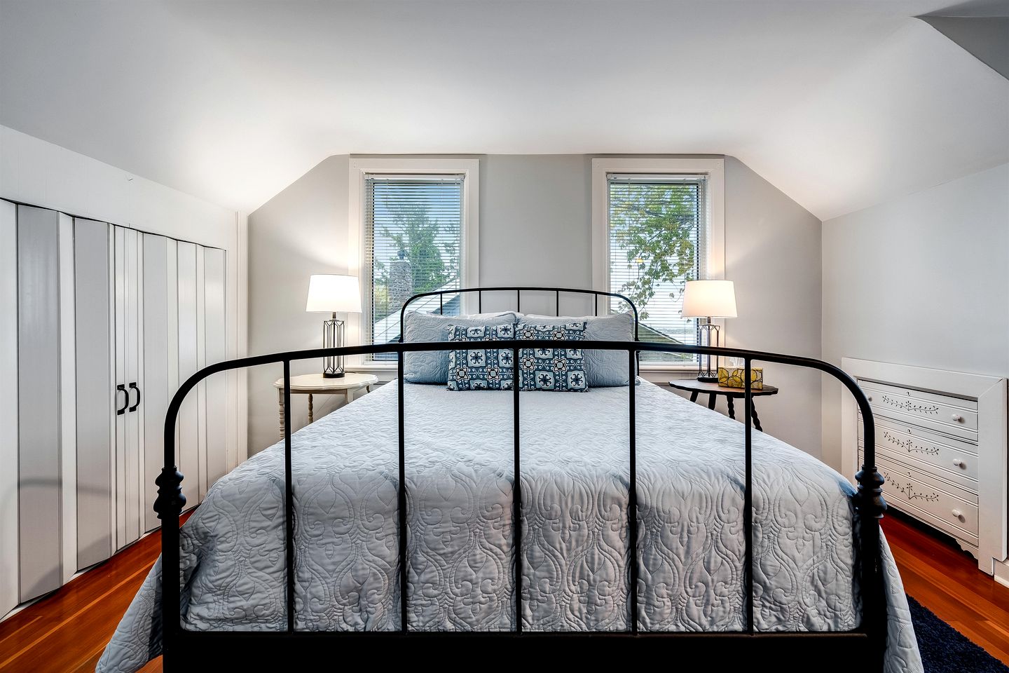 Serene Cottage with Private Deck by Lake Erie for a Peaceful Getaway in Kingsville, Ontario