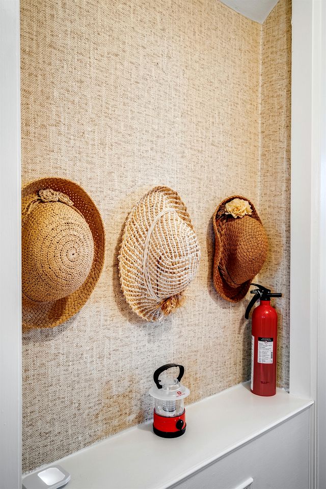 Serene Cottage with Private Deck by Lake Erie for a Peaceful Getaway in Kingsville, Ontario