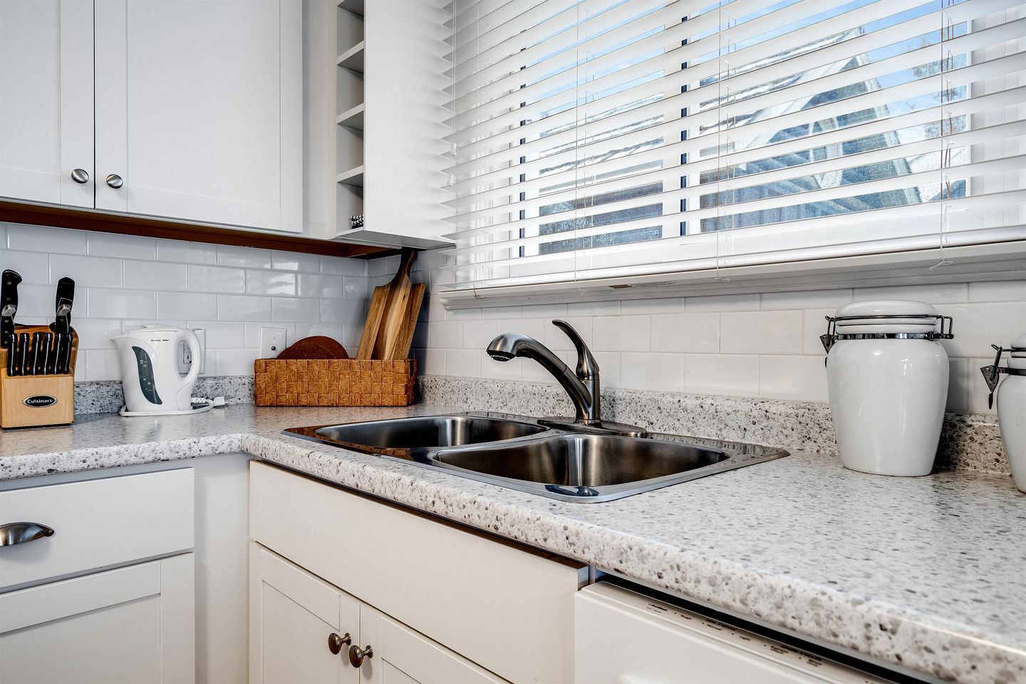 Serene Cottage with Private Deck by Lake Erie for a Peaceful Getaway in Kingsville, Ontario