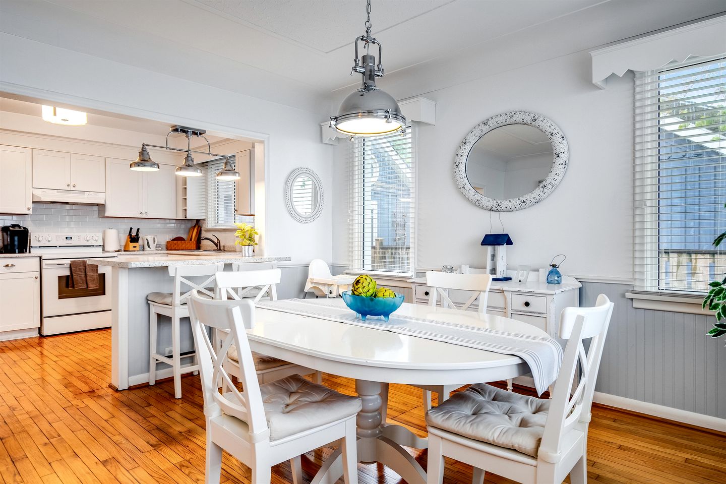 Serene Cottage with Private Deck by Lake Erie for a Peaceful Getaway in Kingsville, Ontario