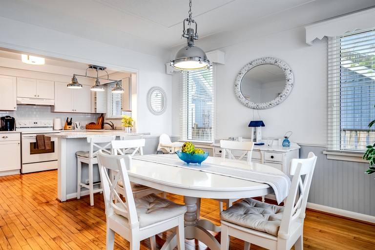 Cottages (Canada, Leamington, Ontario)