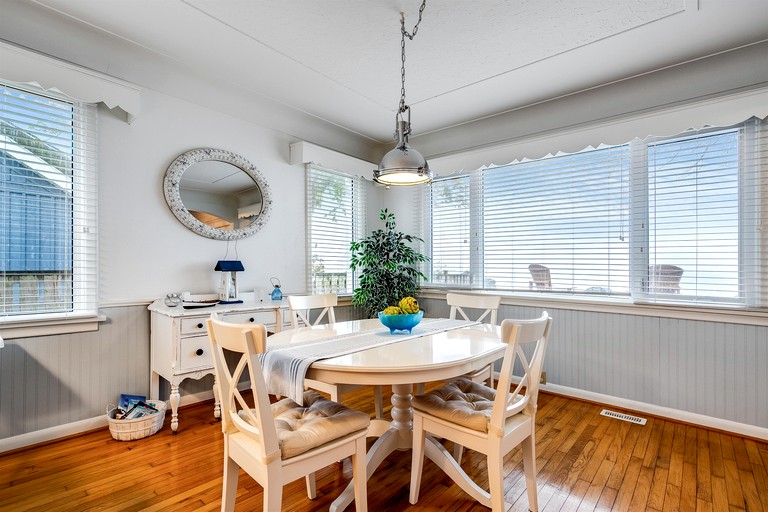 Cottages (Canada, Leamington, Ontario)