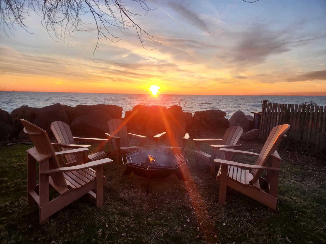 Serene Cottage with Private Deck by Lake Erie for a Peaceful Getaway in Kingsville, Ontario