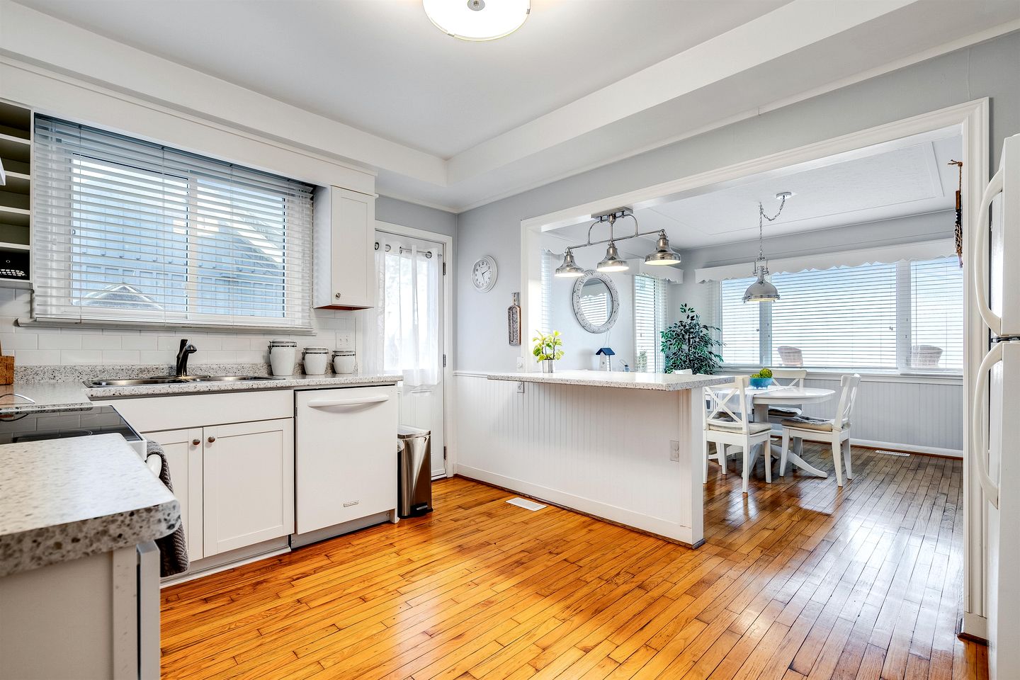 Serene Cottage with Private Deck by Lake Erie for a Peaceful Getaway in Kingsville, Ontario