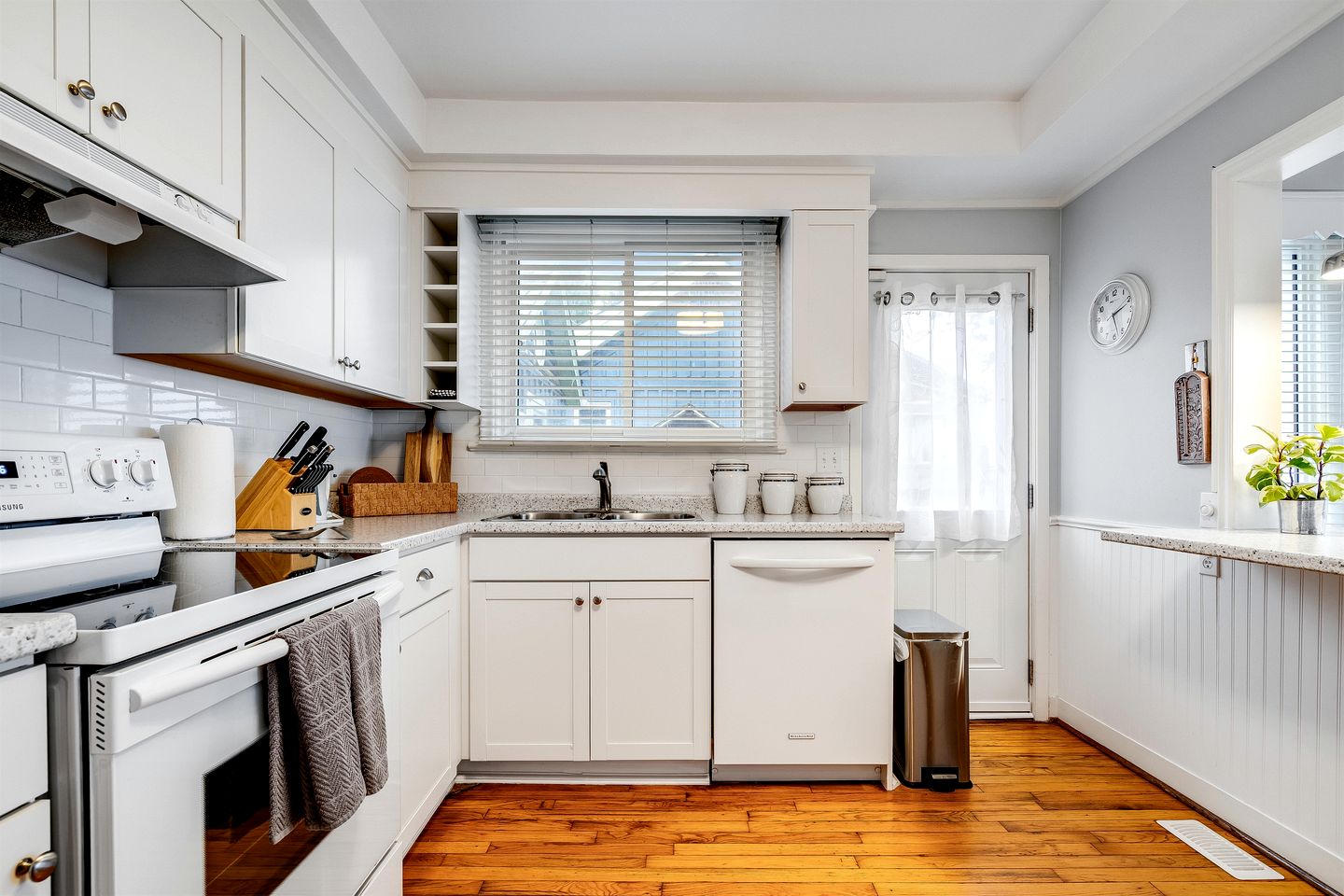 Serene Cottage with Private Deck by Lake Erie for a Peaceful Getaway in Kingsville, Ontario