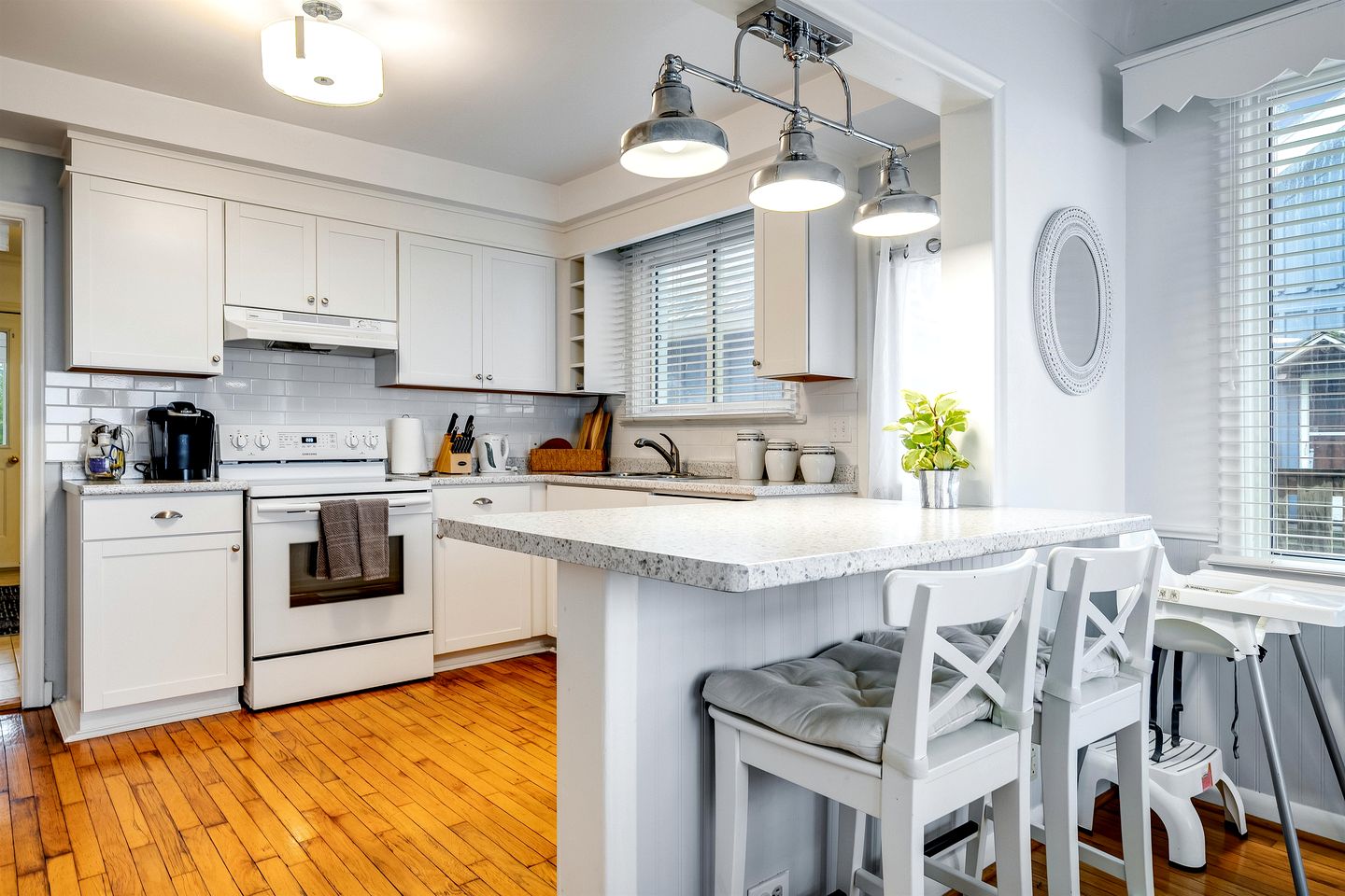 Serene Cottage with Private Deck by Lake Erie for a Peaceful Getaway in Kingsville, Ontario