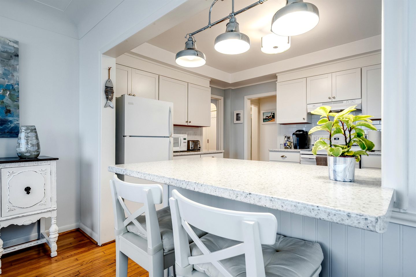 Serene Cottage with Private Deck by Lake Erie for a Peaceful Getaway in Kingsville, Ontario