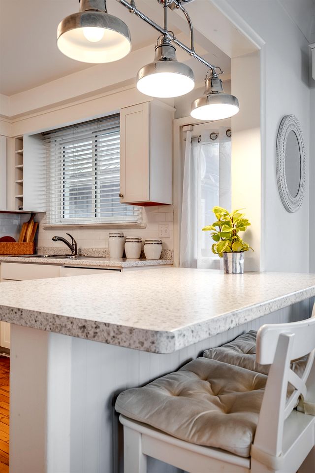 Serene Cottage with Private Deck by Lake Erie for a Peaceful Getaway in Kingsville, Ontario