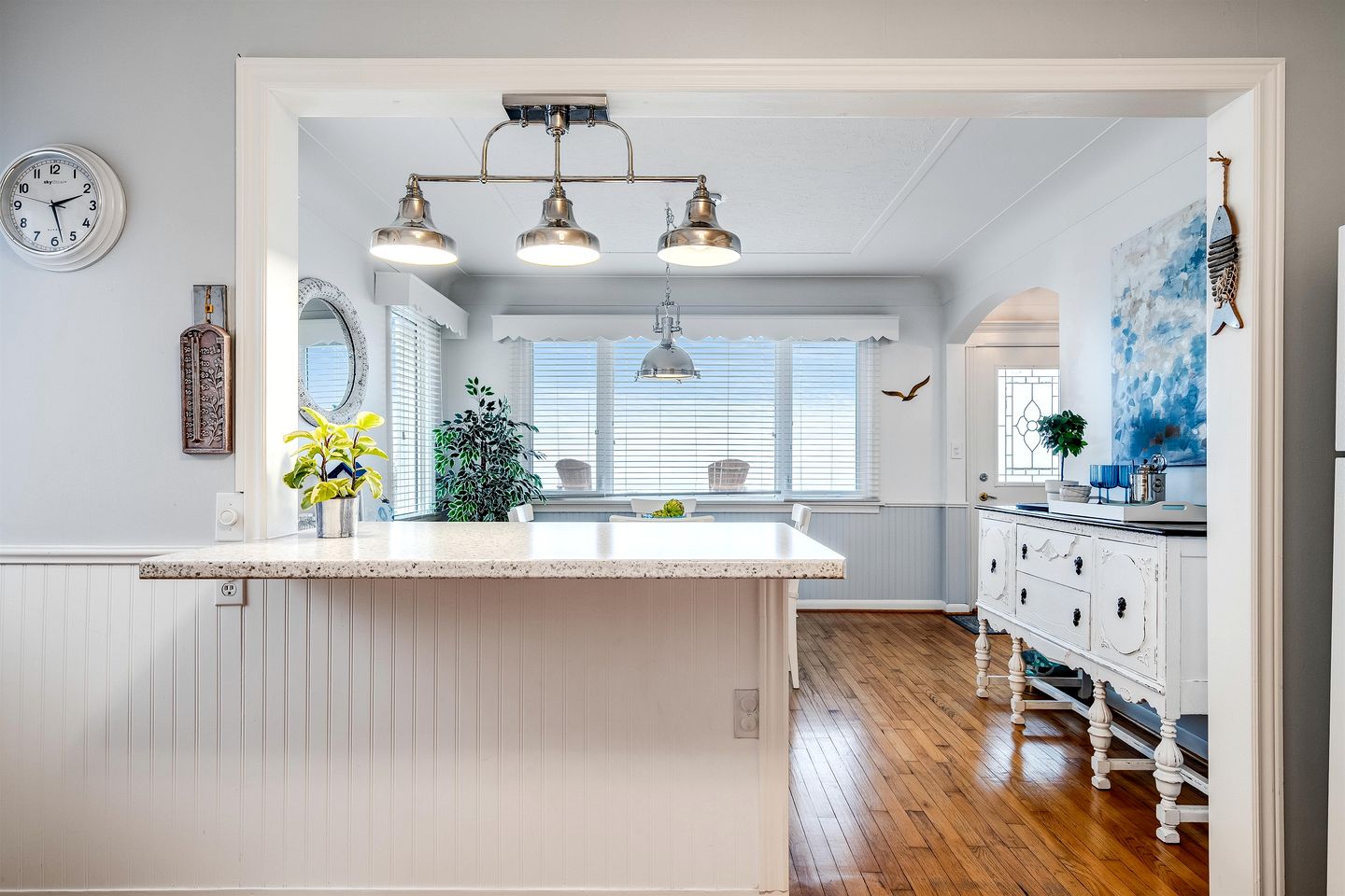 Serene Cottage with Private Deck by Lake Erie for a Peaceful Getaway in Kingsville, Ontario