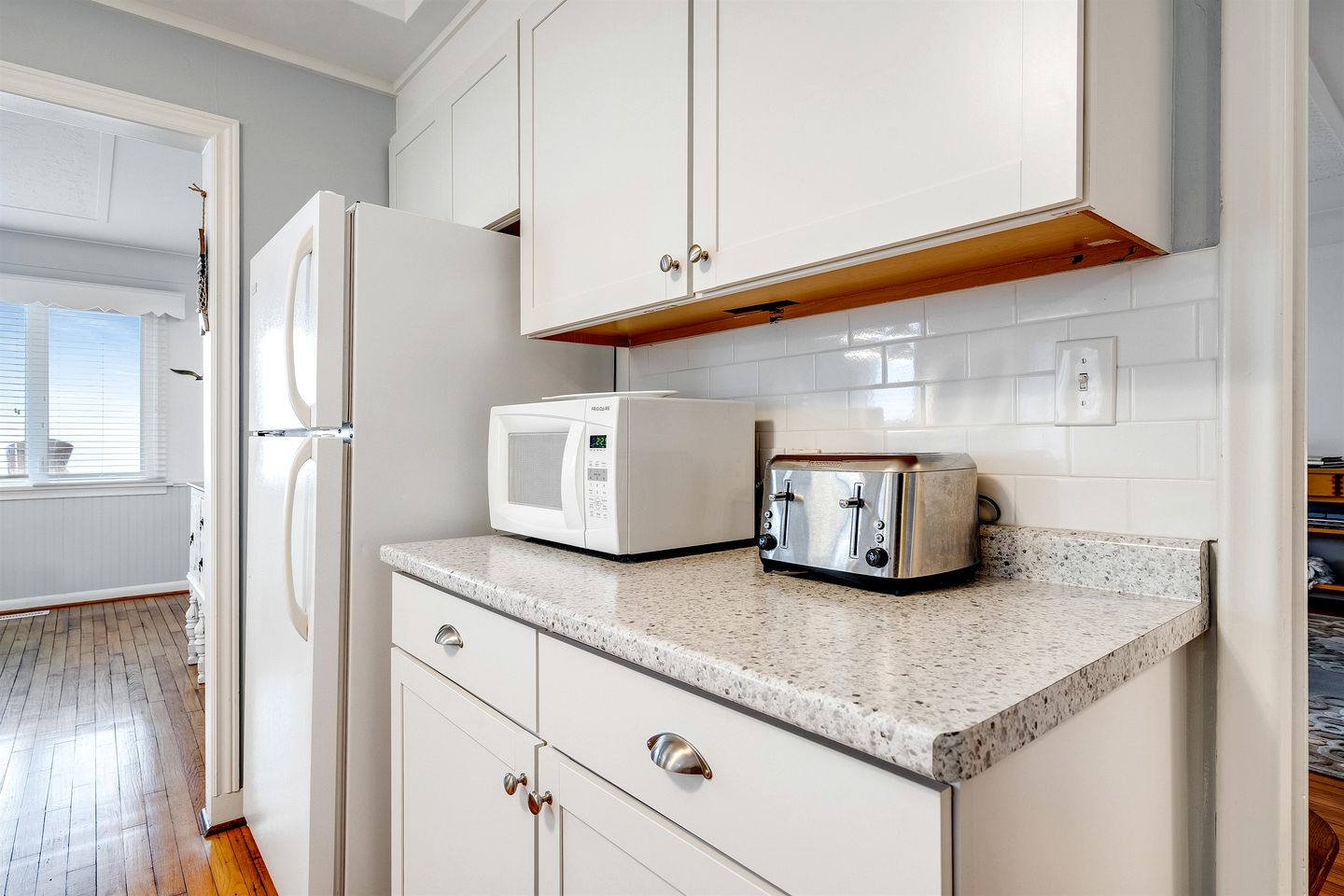 Serene Cottage with Private Deck by Lake Erie for a Peaceful Getaway in Kingsville, Ontario