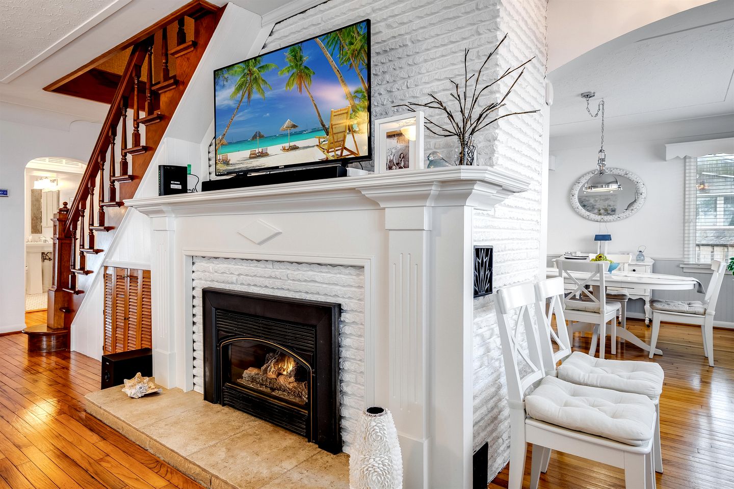 Serene Cottage with Private Deck by Lake Erie for a Peaceful Getaway in Kingsville, Ontario